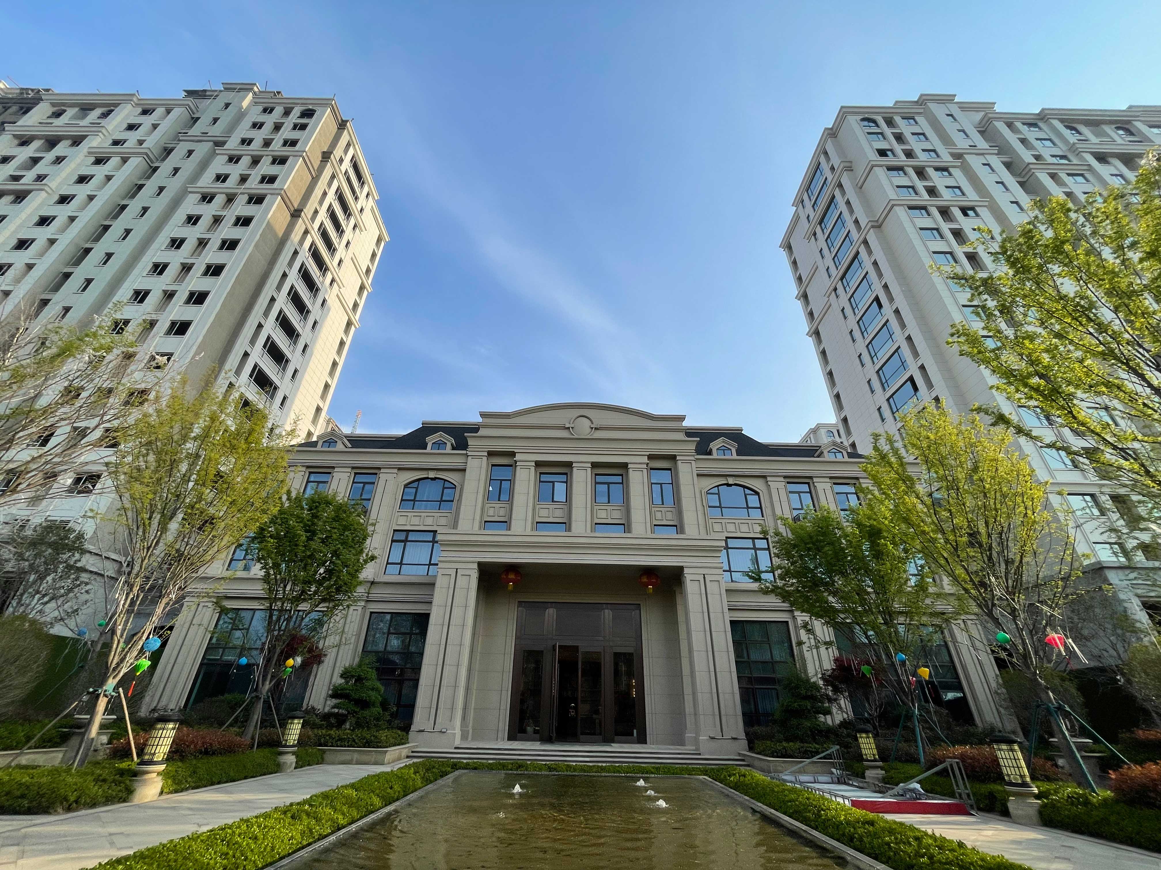 ZKO中凱 保溫隔熱厚層膩?zhàn)?/>
		</div>
		<strong>Product profile：</strong>
		<article><p>K720中凱保溫膩?zhàn)邮侵袆P反射隔熱涂料外墻保溫系統(tǒng)的配套專用產(chǎn)品，以水泥為膠凝基料，保溫材料選用輕質(zhì)砂及空心玻璃微珠添加特殊的聚合物和添加劑配制而成，除符合中凱外墻膩?zhàn)痈黜?xiàng)指標(biāo)，該產(chǎn)品具有干密度低，導(dǎo)熱系數(shù)較小等特點(diǎn)，對(duì)發(fā)射隔熱涂料具有非常良好的節(jié)能補(bǔ)充作用。</p><p><br/></p></article>
		<article><p style=